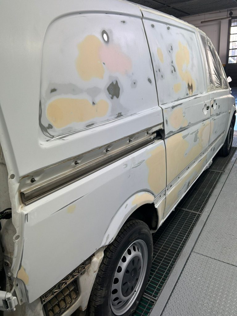 pintura de furgoneta en Cambrils Tarragona taller chapa y pintura Vera Motors (3)