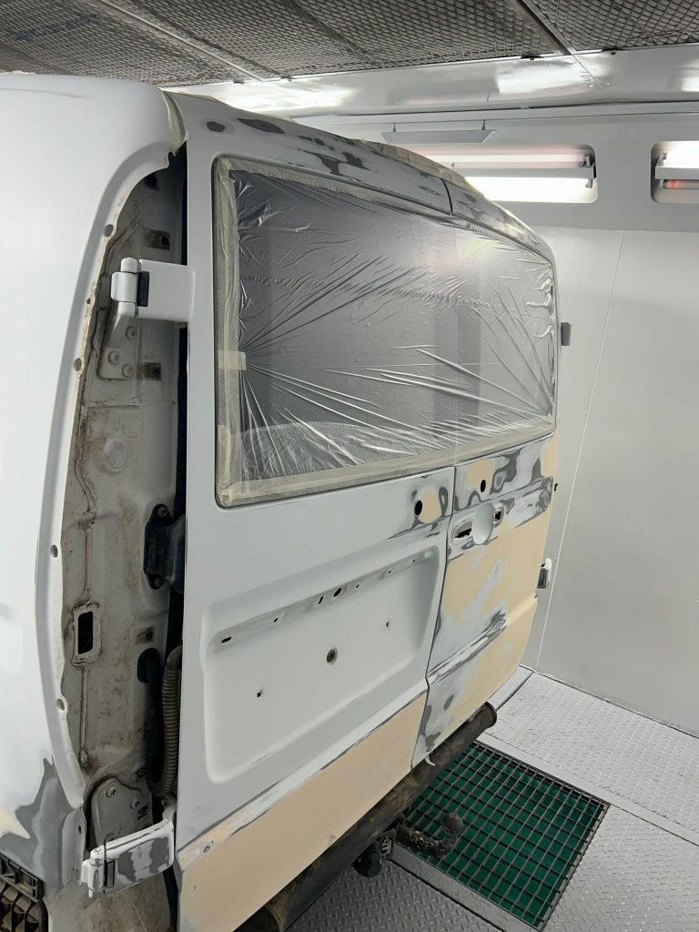 pintura de furgoneta en Cambrils Tarragona taller chapa y pintura Vera Motors (8)