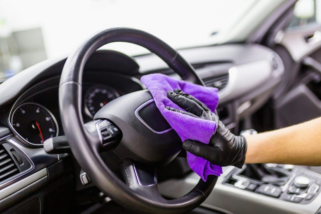 Proceso de lavado de interior y exterior de coches Cambrils, eliminando suciedad y protegiendo la carrocería
