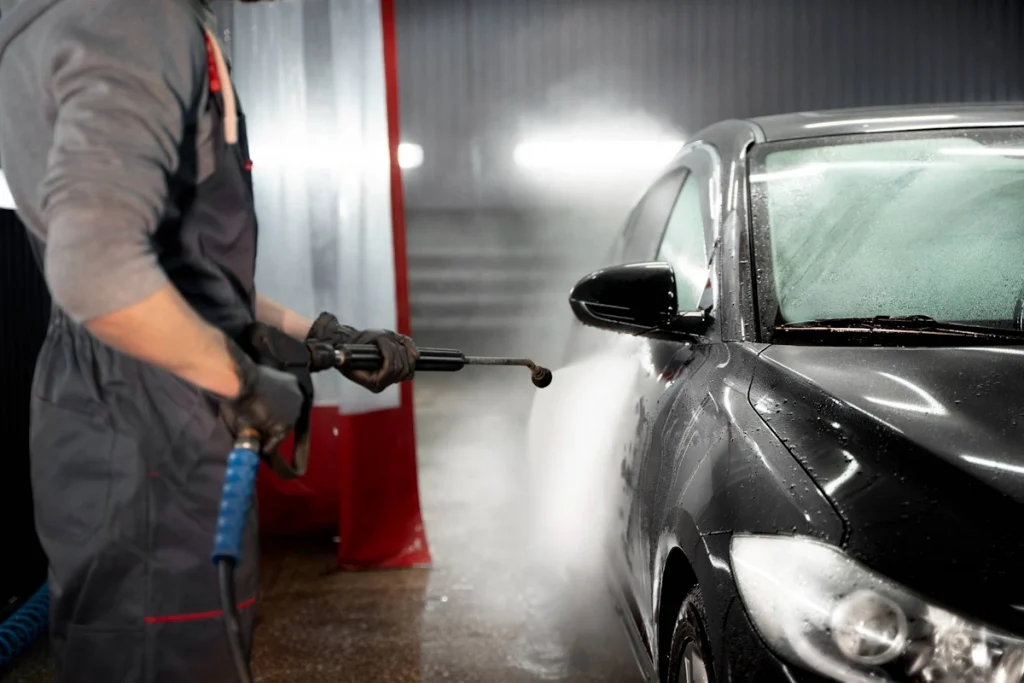 Protección de carrocería durante el lavado de interior y exterior de coches Cambrils con productos de alta calidad
