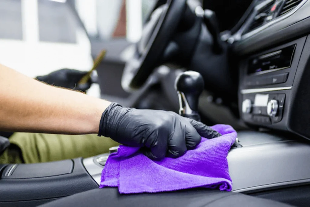 Desinfección y detallado del habitáculo en el lavado de interior y exterior de coches Cambrils para mayor higiene y confort