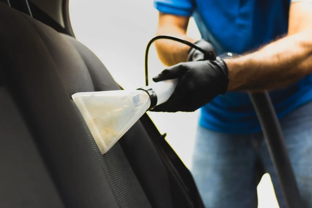 Servicio profesional de limpieza de tapizados de vehículos Cambrils, eliminando suciedad y manchas profundas