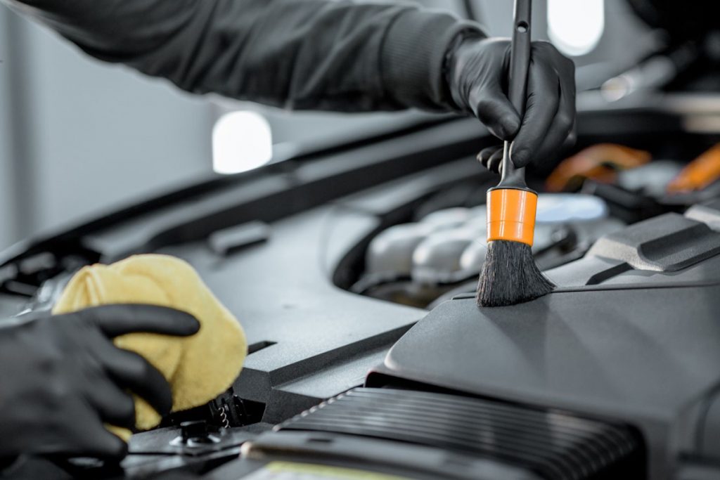 Profesional realizando la limpieza y acondicionamiento de vehículos en Cambrils con productos especializados