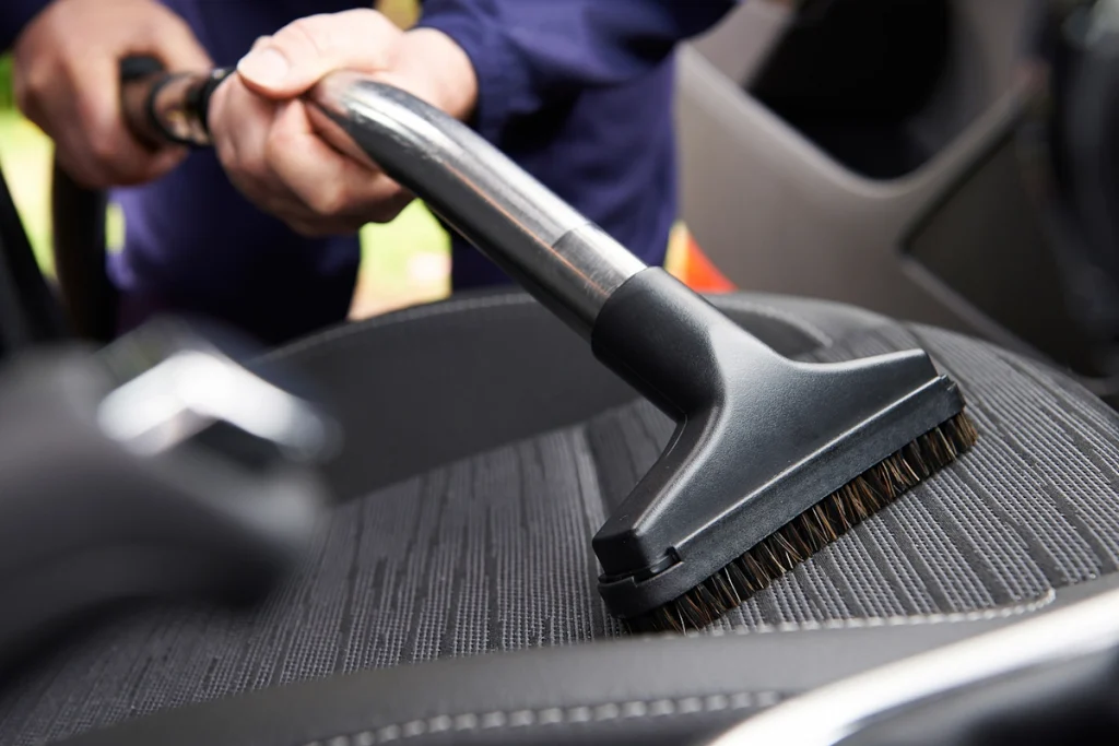 Limpieza profunda del interior de un coche en Cambrils, eliminando suciedad y malos olores